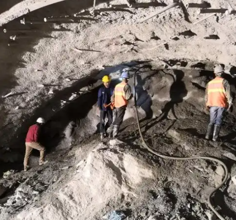 红安拱顶带模注浆料的施工流程及注意事项
